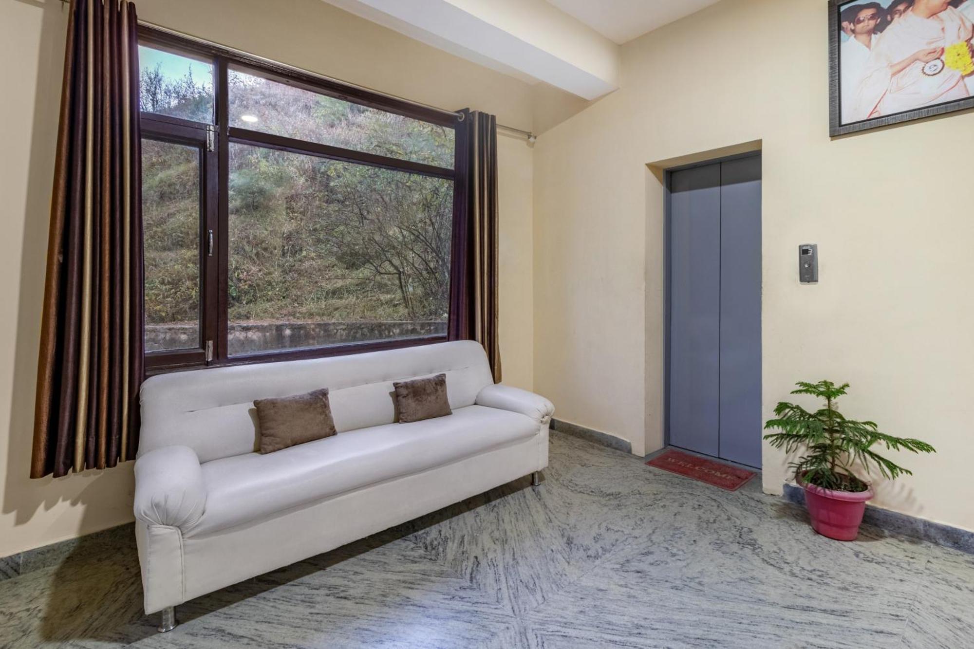 ホテル Treebo Shimla Ayurvedic Retreat クフリ エクステリア 写真